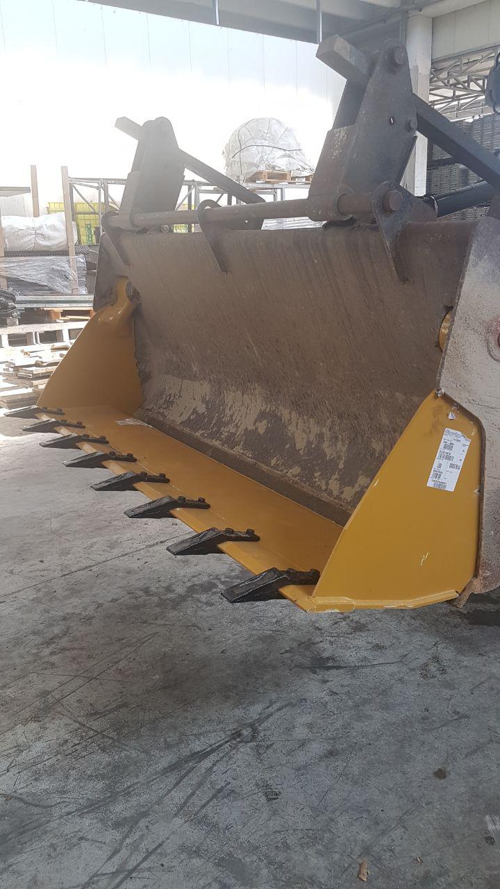 SOSTITUZIONE MORDENTE SU BENNA TERNA CATERPILLAR