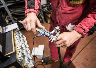 Tecnico misura un raccordo per tubo idraulico